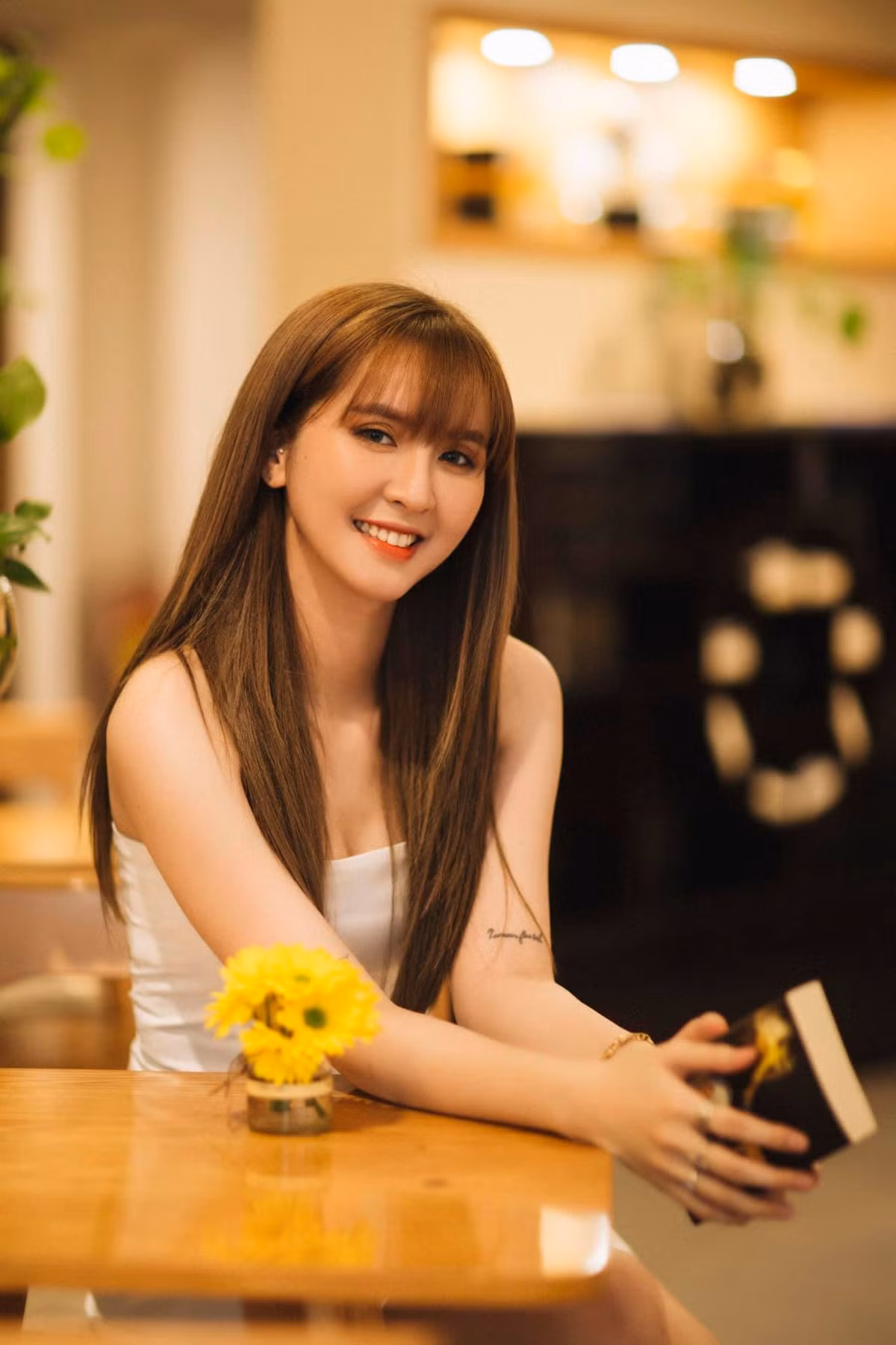 Fan cũng liên tiếp dành những lời khen cho nhan sắc xinh đẹp và quyến rũ đầy bất ngờ của Ngân Sát Thủ.