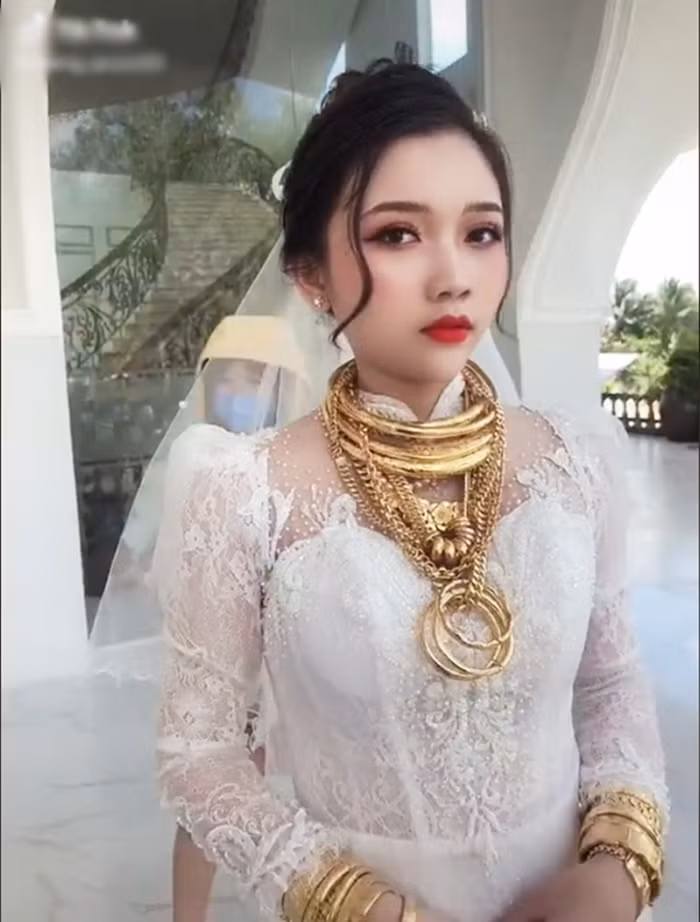 Sau khi được chia sẻ nhiều, danh tính của cô gái cũng được tìm ra. Được biết, cô dâu tên là Huỳnh Thanh Vy, là con gái của chủ tiệm vàng ở TP HCM.
