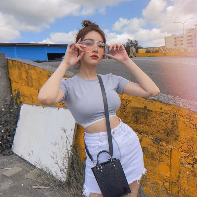 Để giữ được vòng eo thon, An An rất đam mê thể thao rèn luyện sức khỏe, cô gái trẻ thường xuyên tập gym, yoga...
