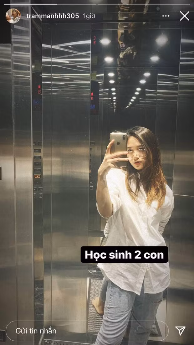 Mới đây, Trâm Anh lại khiến hội gái chưa chồng áp lực nhẹ khi đăng ảnh mặc áo sơ mi trắng, quần bò quay về thời học sinh. Cựu hot girl còn đăng caption khá hài hước: "Học sinh 2 con".