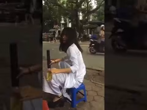 Cô gái trẻ mặc áo dài này "bắn" thuốc lào chẳng hề thua kém cánh mày râu. Ảnh: Tổng hợp