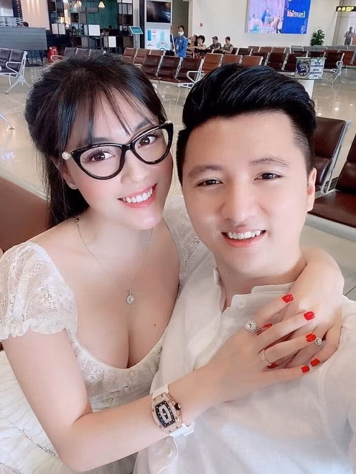 Sau cuộc hôn nhân đổ vỡ với Trọng Hưng, cuộc sống hiện tại của nữ giảng viên Âu Hà My đang được cư dân mạng đặc biệt quan tâm.