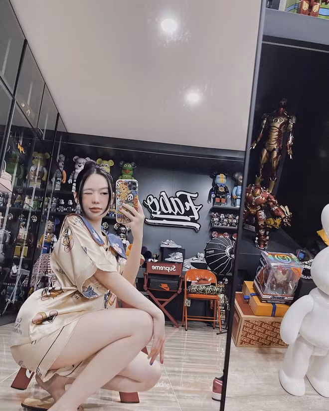 Cũng trong bức ảnh, nhiều người cũng thấy lấp ló dàn Bearbrick - đồ chơi được mệnh danh là chỉ dành cho nhà giàu.