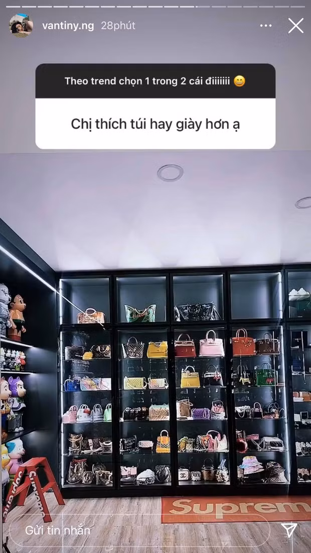 Cụ thể, khi con dâu ông trùm điện tử bắt trend chọn 1 trong 2 trên Instagram, một cư dân mạng đã hỏi cô nàng thích túi hay giày hơn thì Vân Tiny đã lấy hình ảnh tủ túi hàng hiệu làm đáp án luôn.