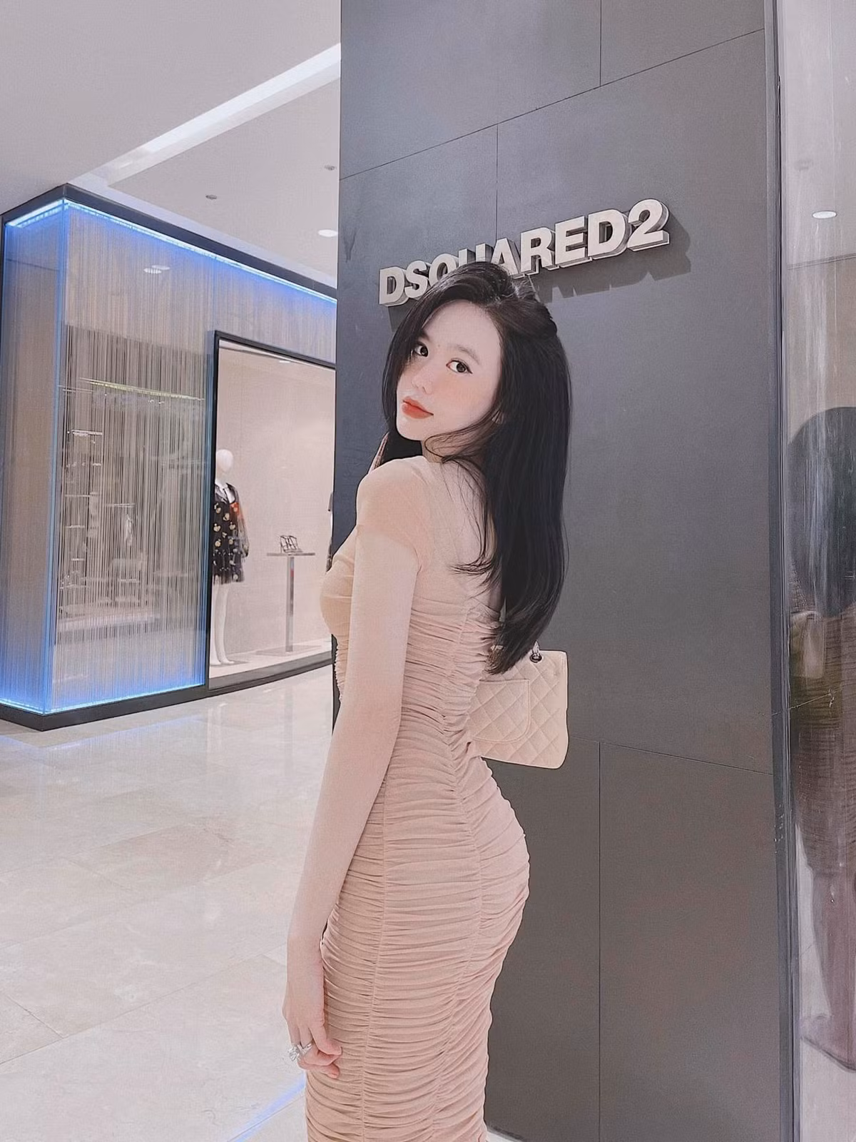 Dù cao chưa tới 1m6 nhưng cô nàng sở hữu thân hình với tỉ lệ rất lý tưởng, 3 vòng đâu ra đấy chuẩn 10 điểm.