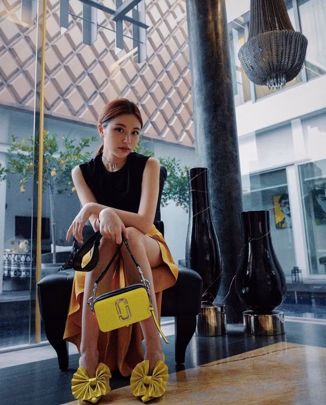 Calista Cuaca cũng được mời tham gia các hoạt động của nhãn hàng nổi tiếng, trở thành mẫu ảnh và gương mặt đại diện.