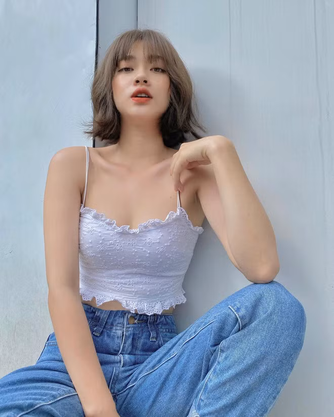 Gái xinh sinh năm 1993 này cũng là một người mẫu lookbook khá có tiếng trên đất Hà thành.