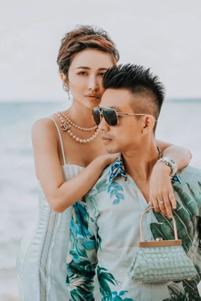Bà mẹ hai con thường xuyên khoe ảnh du lịch, thường xuyên khoác lên mình các trang phục đắt đỏ như: Louis Vuitton, Hermes, Dolce &amp; Gabbana, Dior...