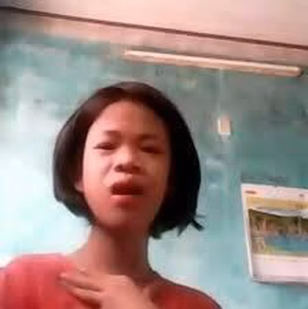 Khoảng 2 năm về trước, " hiện tượng mạng" Thanh Nga nhận được sự quan tâm cực lớn bằng clip "Review mực Bento và bánh Nhật". Chính cách nhấn nhá và dùng từ ngữ như một reviewer chuyên nghiệp, đoạn clip này đã đưa một cô bé bất ngờ nổi tiếng nhanh chóng.