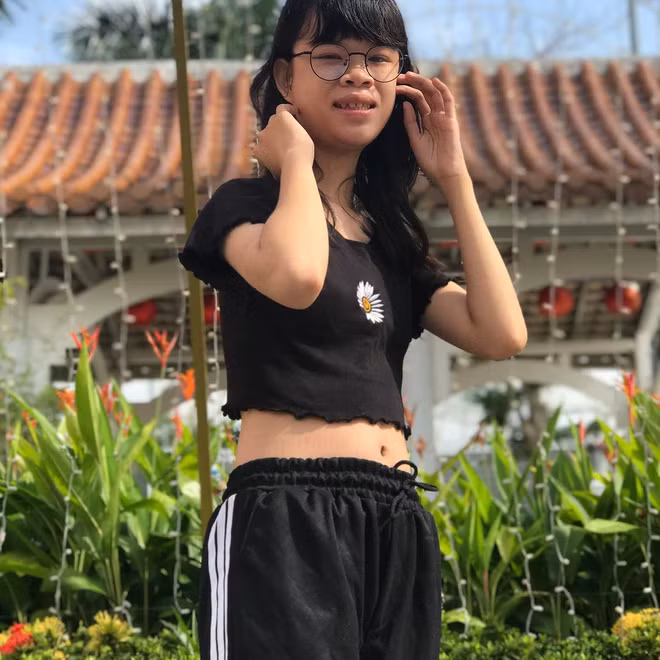 Không khó để nhận thấy thời gian gần đây, Thanh Nga đã thường xuyên mặc váy và trông nữ tính hơn.