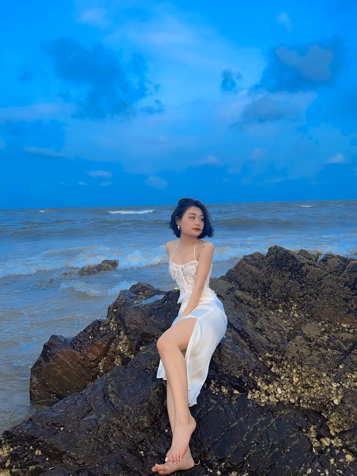 Mới đây Hảo Thỏ lại tung ra một bộ ảnh đi biển cực "mát mẻ" với trang phục gần như "xuyên thấu" từ chiếc áo ren trắng, cùng với đó là thân hình gợi cảm của cô nàng đã khiến vô số netizen phải trầm trồ.