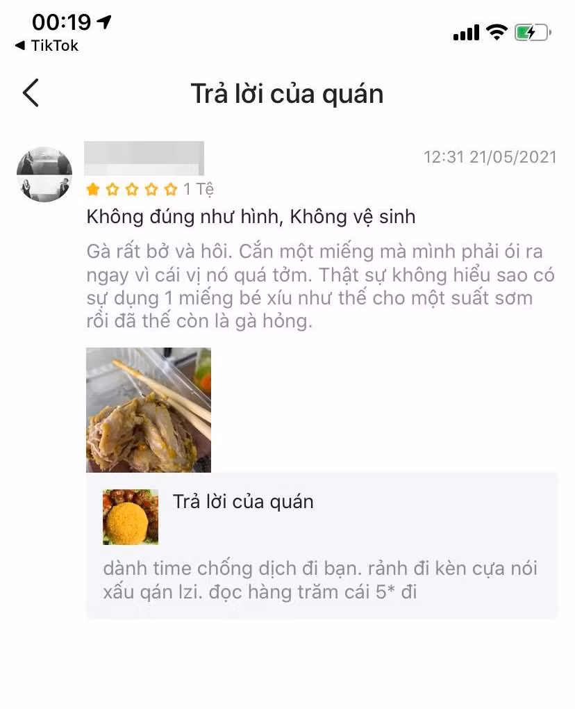 Tuy nhiên, khi vị khách này phàn nàn, chủ quán còn có cách đáp trả rất bất ngờ khiến dân tình nổ ra tranh cãi. Thay vì tiếp thu ý kiến, chủ tiệm cơm gà lại trả lời đánh giá một cách coi thường, thiếu tôn trọng khách hàng. Những phần trả lời khách của chủ tiệm cơm gà sau đó được netizen đặc biệt chú ý.