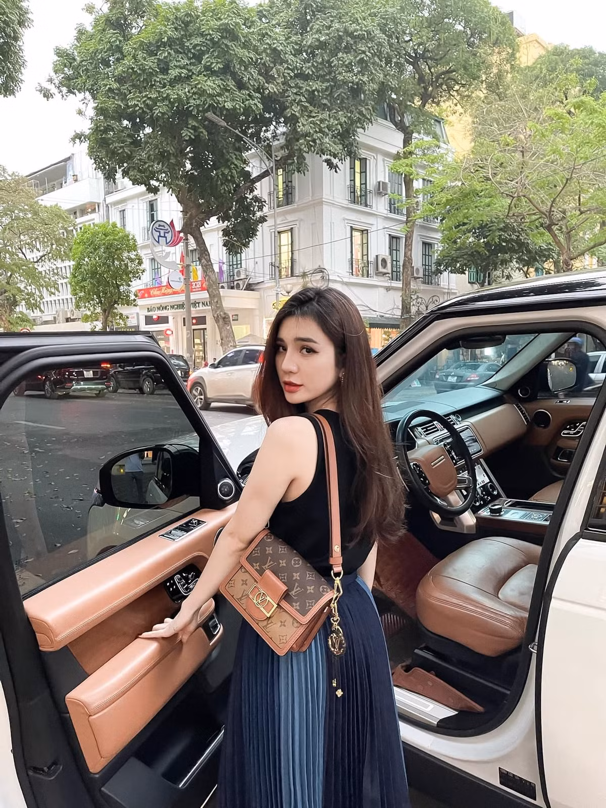 Sở hữu ngoại hình xinh đẹp, Thùy Dương còn tự làm người mẫu, vừa bán các sản phẩm của mình. Ảnh: FBNV