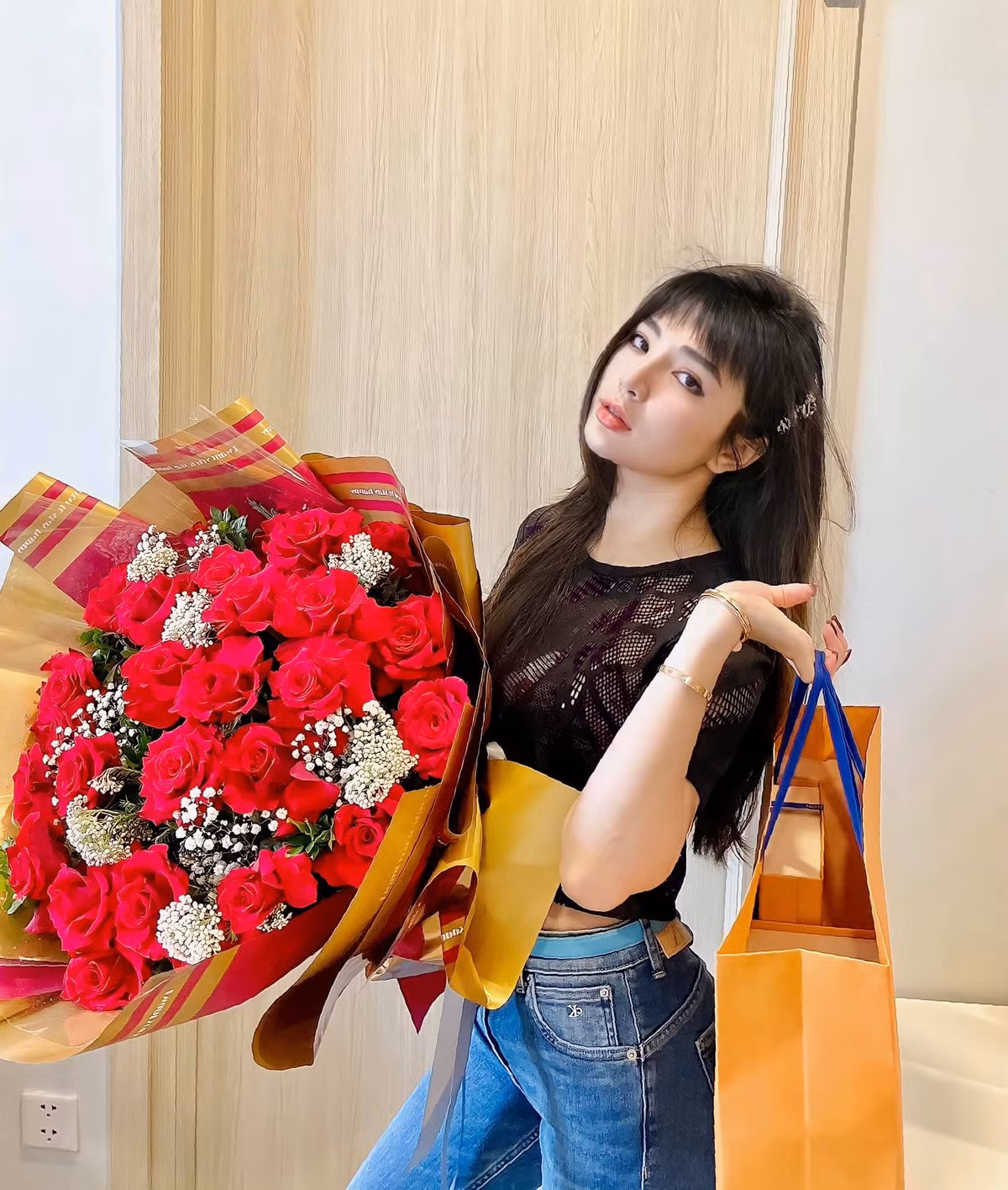 Với lợi thế ngoại hình cao ráo, khuôn mặt xinh đẹp, ngay từ năm lớp 8, hot girl 9x Hải Dương đã thử thách bản thân với công việc mẫu ảnh, quảng cáo cho một số nhãn hàng...