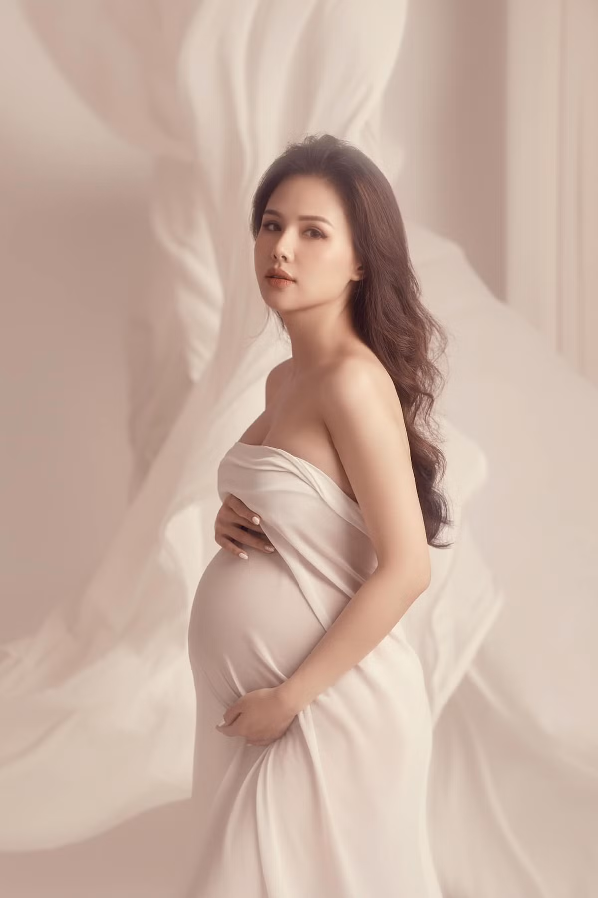 Nữ diễn viên cũng tiết lộ cô đã tăng 10kg khi bước vào những tháng cuối thai kì, tuy nhiên sắc vóc của cô vẫn luôn xinh đẹp dù bụng bầu đã vượt mặt.