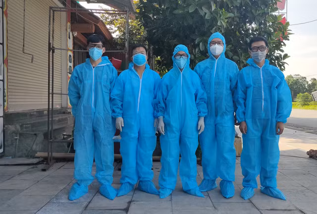 Gac lai noi so hai, cac tinh nguyen vien quen minh chong dich COVID-19-Hinh-2