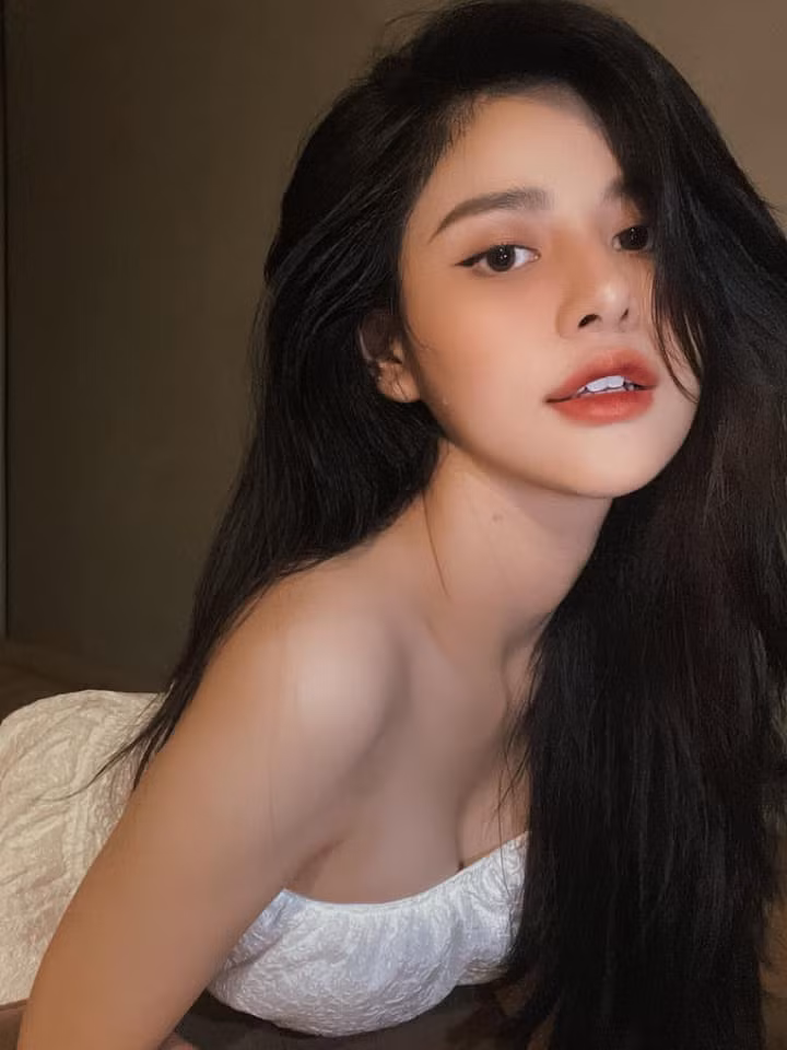 Khác với cô chị, cô em Mỹ Chi có tính cách trầm lắng hơn. Cô nàng cũng sở hữu body "không phải dạng vừa".