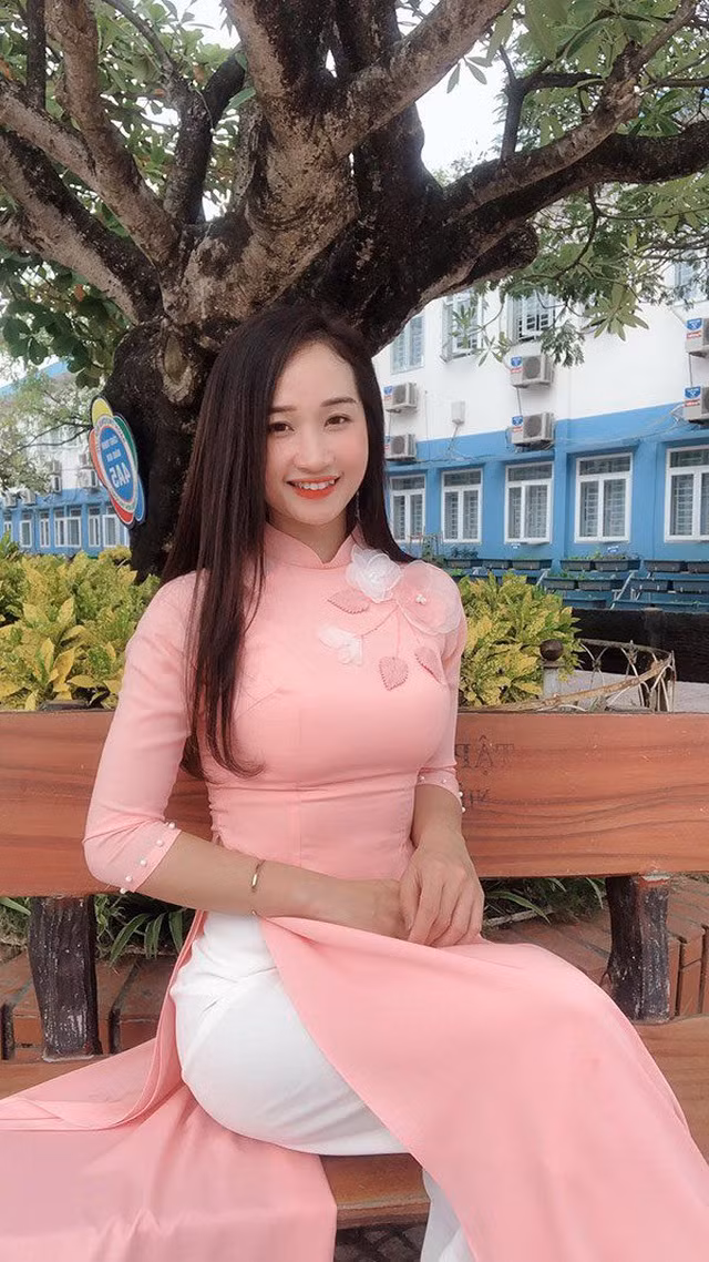 Sau khi lan truyền lên MXH, danh tính của nàng hot girl ảnh thẻ cũng được tìm ra, được biết đây là nữ giáo viên quen mặt Lưu Thị Phương Thảo, từng nổi đình đám nhờ sở hữu body vạn người mê.