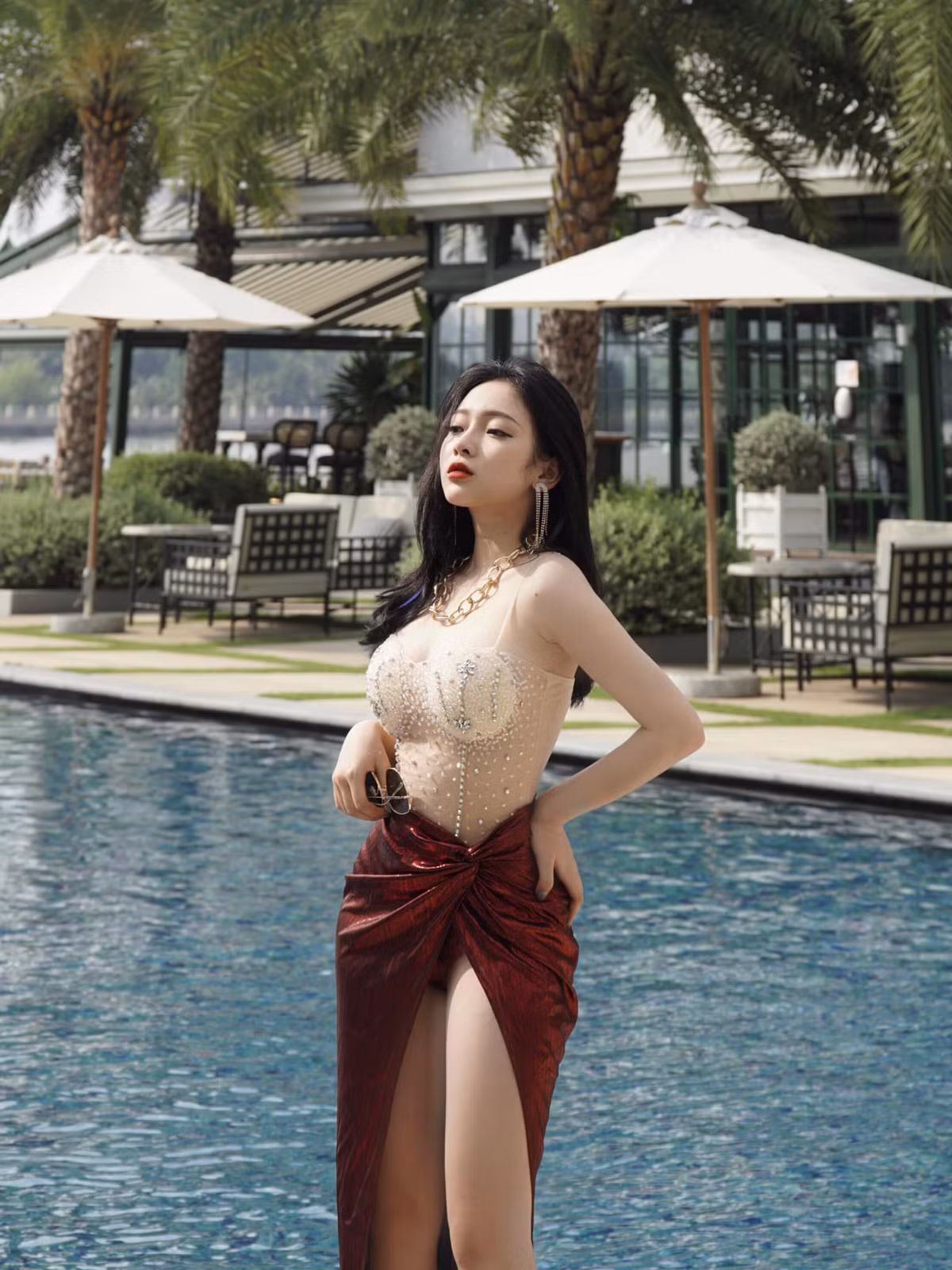 Sở hữu nhan sắc nổi bật, ngoài việc học, Linh Chi còn làm mẫu ảnh để kiếm thêm thu nhập.