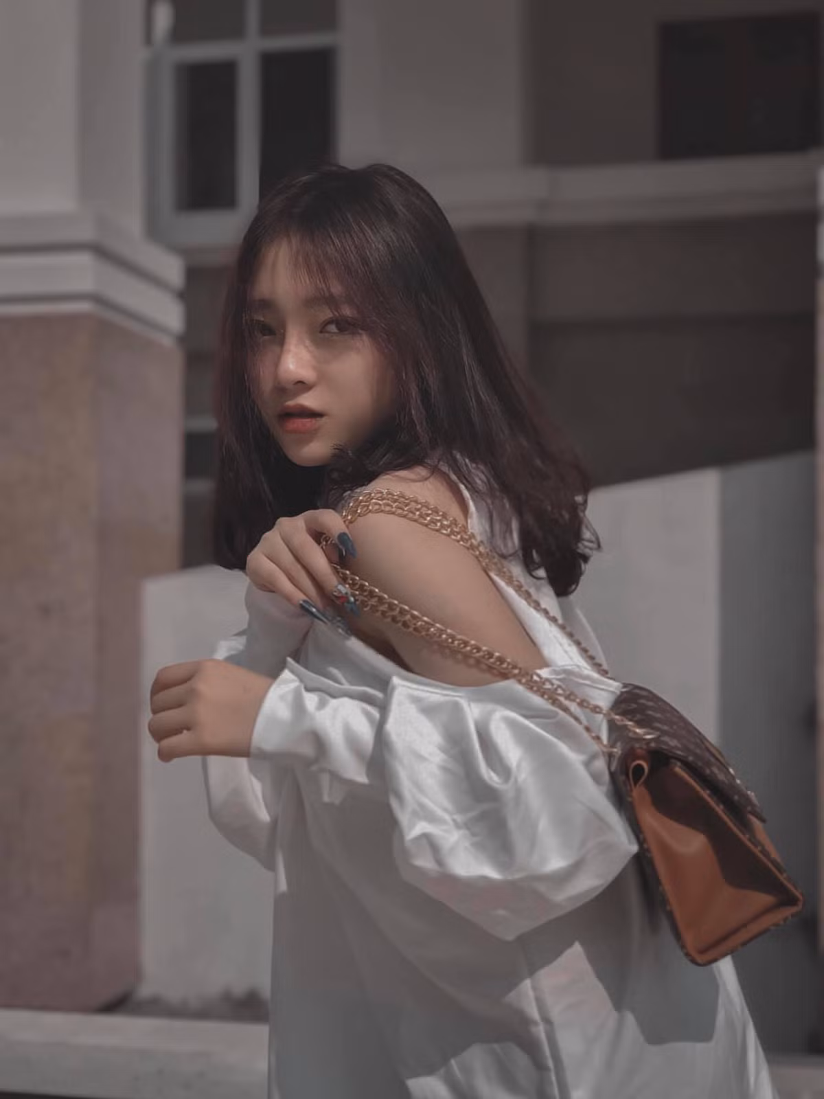 Linh Chi từng là gương mặt nữ sinh tiêu biểu trong học tập với thành tích 11 năm liền đạt danh hiệu học sinh xuất sắc và đạt giải Ba cấp Quốc gia kỳ thi giải Toán qua internet.