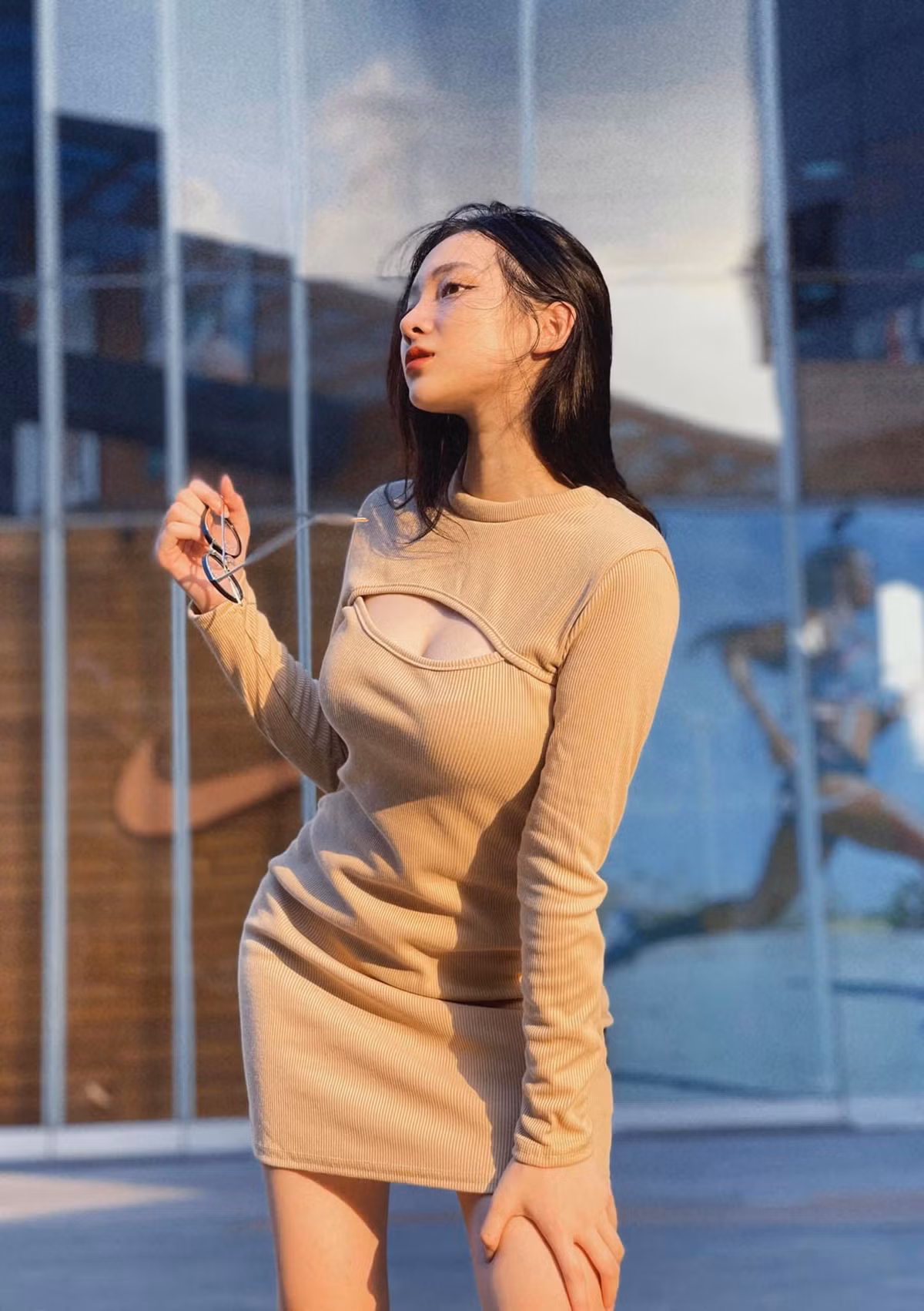 Khác với hình ảnh nữ sinh với áo sơ mi trắng, Linh Chi hiện theo đuổi phong cách táo bạo hơn.