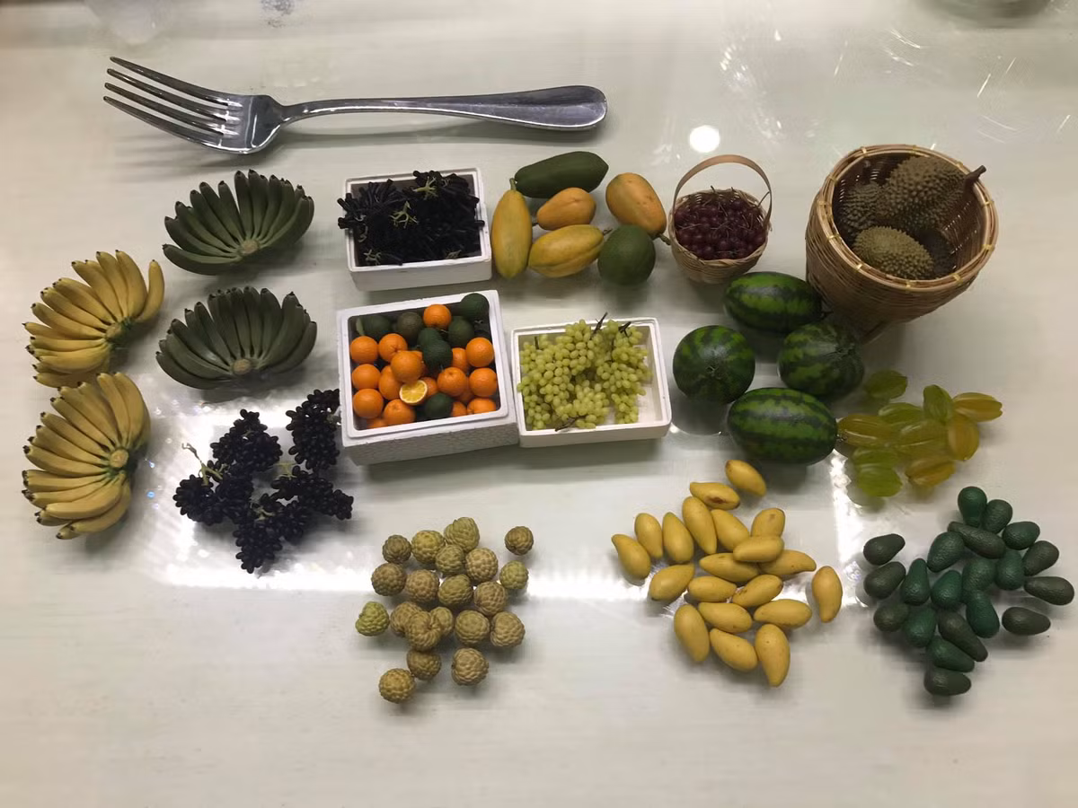 Được biết, để làm ra một mô hình đồ ăn từ đất sét, chị Quỳnh phải mất 4-5 tiếng để hoàn thiện. Tùy theo độ đơn giản hay phức tạp mà có thể mất nhiều thời gian hơn, có khi là vài ngày mới xong một sản phẩm.