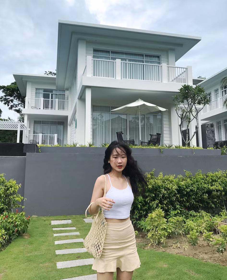 Vì đang theo học ở trường "con nhà giàu" nên Thảo Trinh cũng không thoát khỏi những nick name như rich kid, tiểu thư.