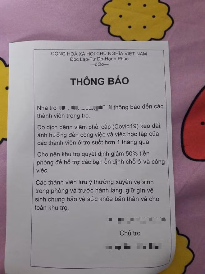 Mới đây trên MXH đã chia sẻ hình ảnh về một thông báo giảm giá phòng trọ cho những người đang thuê tại đây. Cụ thể, bảng thông báo viết do tình hình dịch COVID-19 nên chủ nhà trọ đã quyết định giảm 50% tiền phòng để hỗ trợ người thuê trọ ổn định chỗ và công việc.