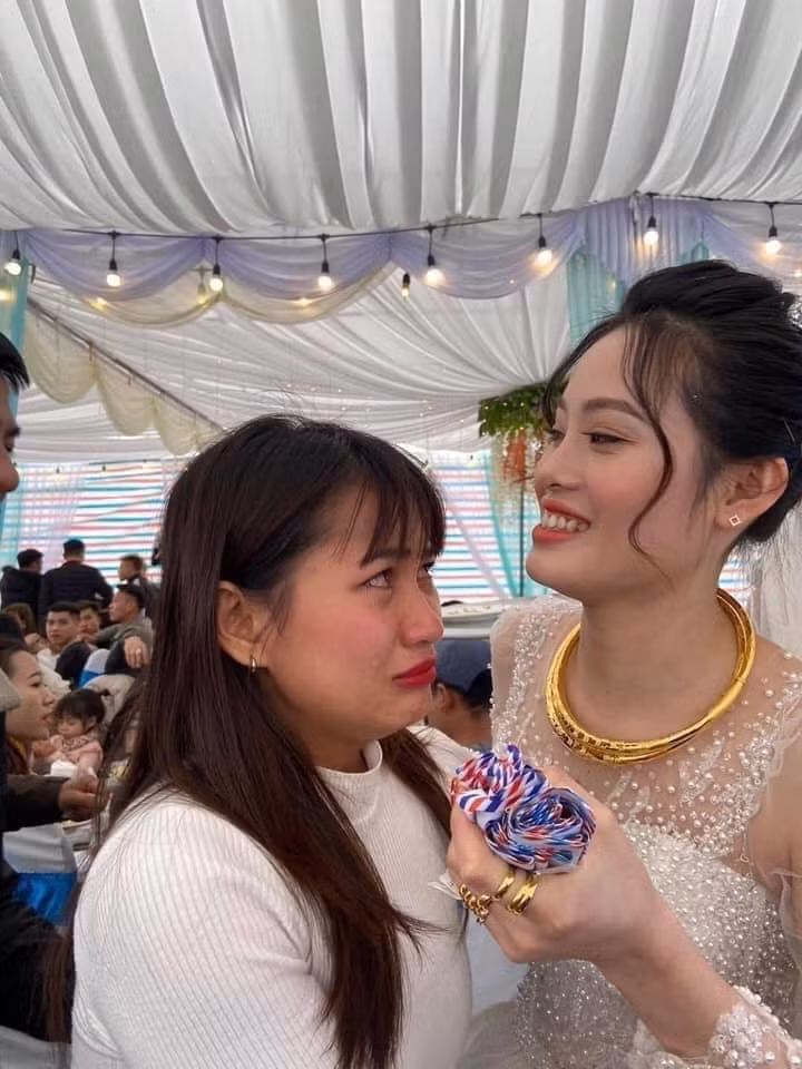 Cô gái liên tục ôm khư khư vì sợ nếu bỏ ra một phút giây nào thì cô bạn thân của mình sẽ bỏ mình đi mất. Khoảnh khắc này khiến netizen vừa buồn cười vừa cảm động về tình bạn của họ.