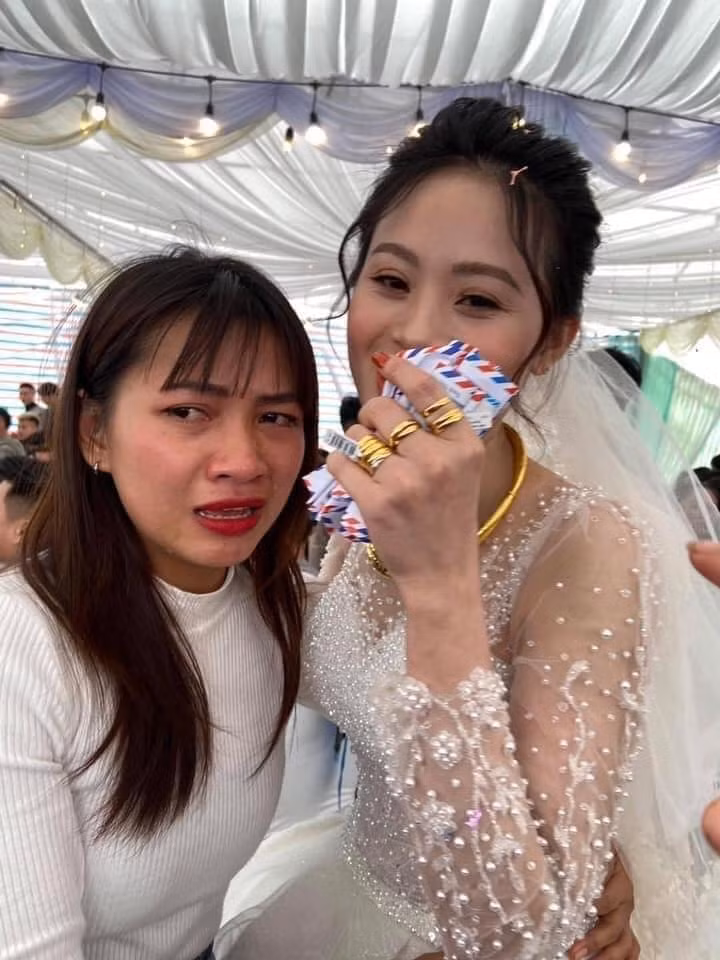 Theo đó, cô gái mặc áo trắng, quần jean xinh đẹp đã tiến tới khóc lóc, hai mắt đỏ hoe ôm cô dâu là bạn thân giữa đám đông.