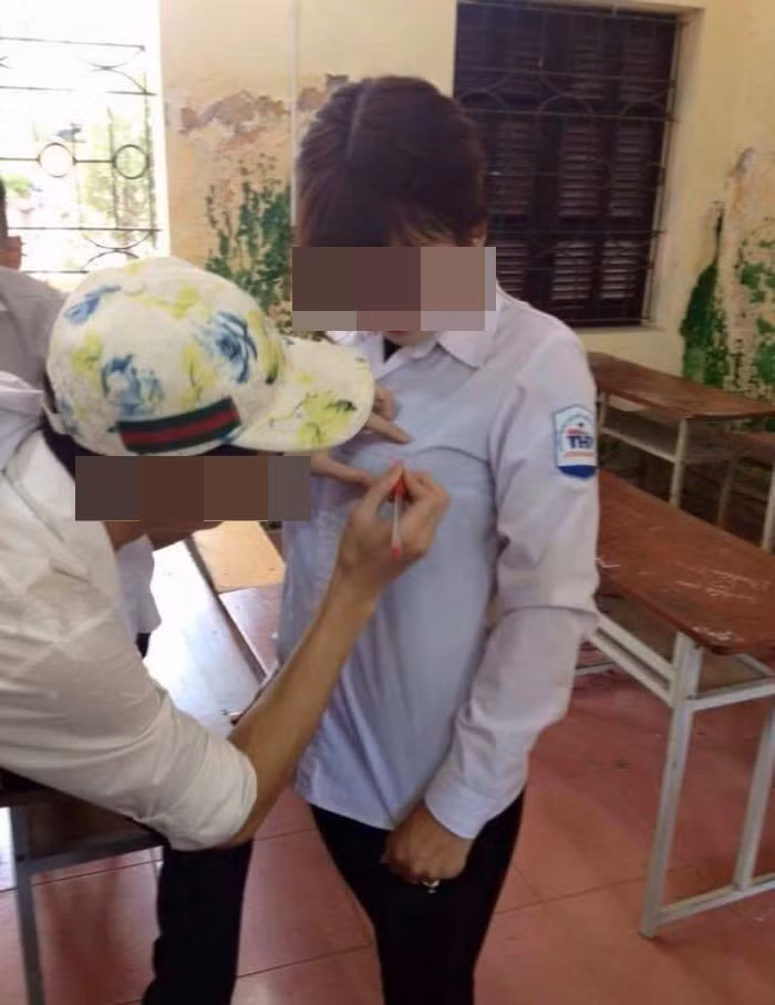 Không chỉ để cho có các bạn nữ viết vào vị trí nhạy cảm trên áo, nữ sinh này còn để cho bạn giới tính nam thực hiện điều này. Ảnh: Tổng hợp