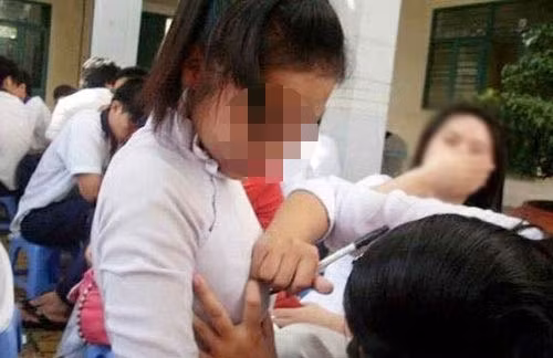 Điểm khiến người xem "sốc" nặng chính là việc người bạn có hành động bóp ngực đối phương để "ký được rõ hơn".