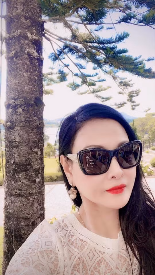 Đặc biệt, vẻ ngoài trẻ trung, "hack tuổi" của mẹ cựu hot girl khiến người ta không thể không trầm trồ.