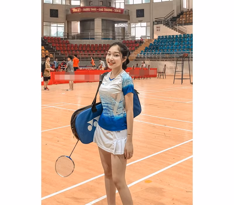 Bên cạnh tập gym, nàng hot girl còn rất yêu thích bộ môn cầu lông và nhiều bộ môn phối hợp khác.