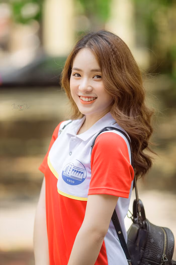 Bộ ảnh này của gái xinh trường Thủy Lợi được chia sẻ rộng rãi vào năm 2020. Sau hơn 1 năm nổi tiếng, hiện tại cô nàng đã có rất nhiều thay đổi về ngoại hình lẫn phong cách.