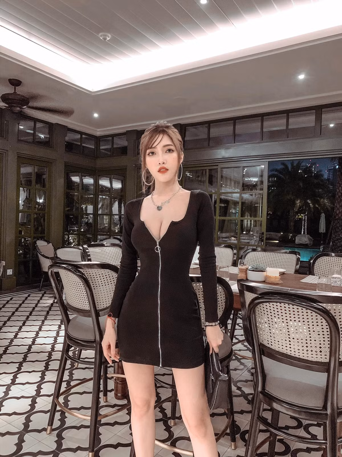 Sở hữu nhan sắc xinh đẹp không góc chết kết hợp cùng body nóng bỏng chuẩn từng số đo, không khó hiểu khi nàng hot girl Ghiền mì gõ nhận được rất nhiều sự hâm mộ trên mạng xã hội.