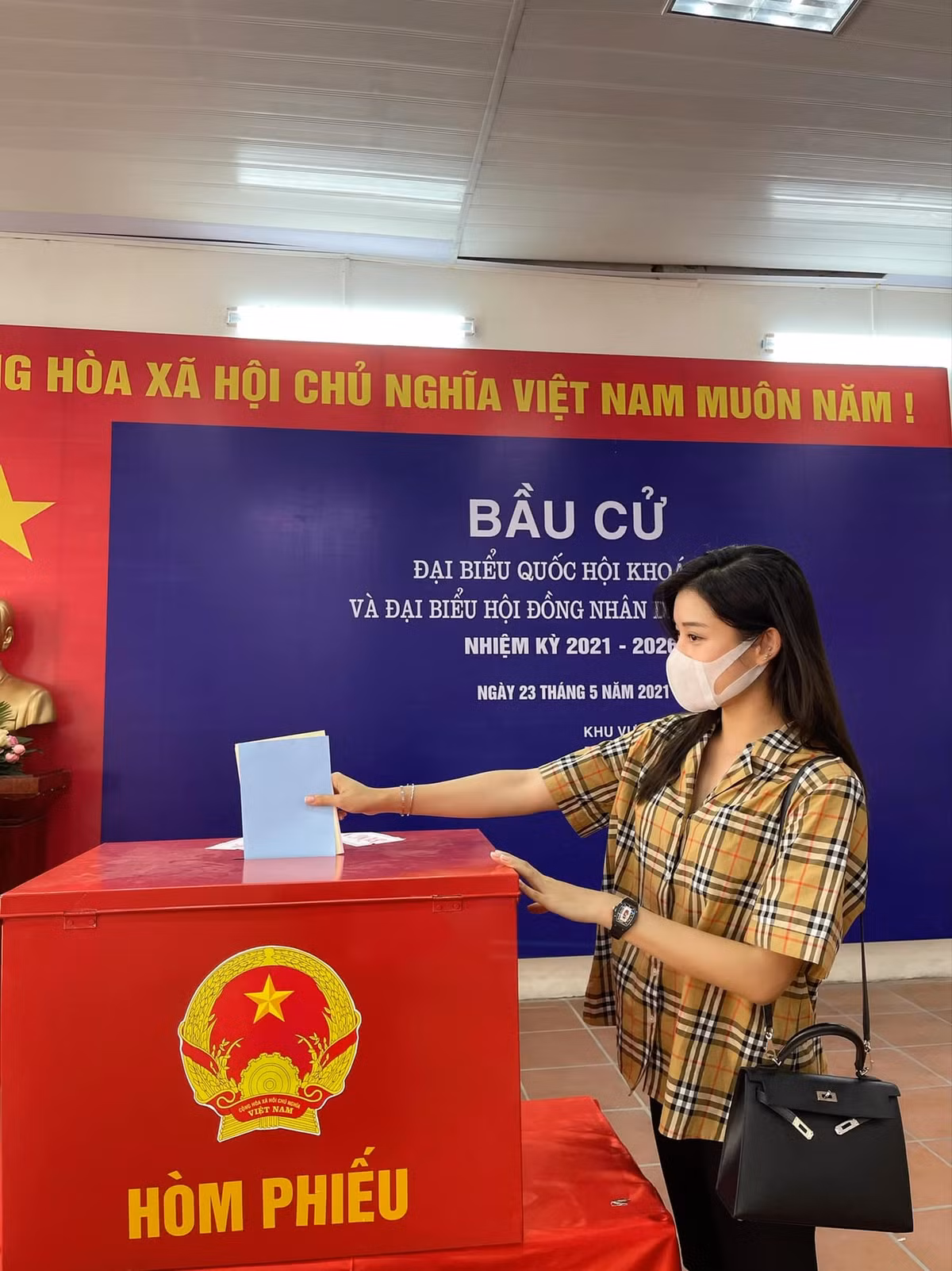 Á hậu Huyền My mới đây cũng vừa đăng tải hình ảnh bỏ phiếu vào hòm phiếu.