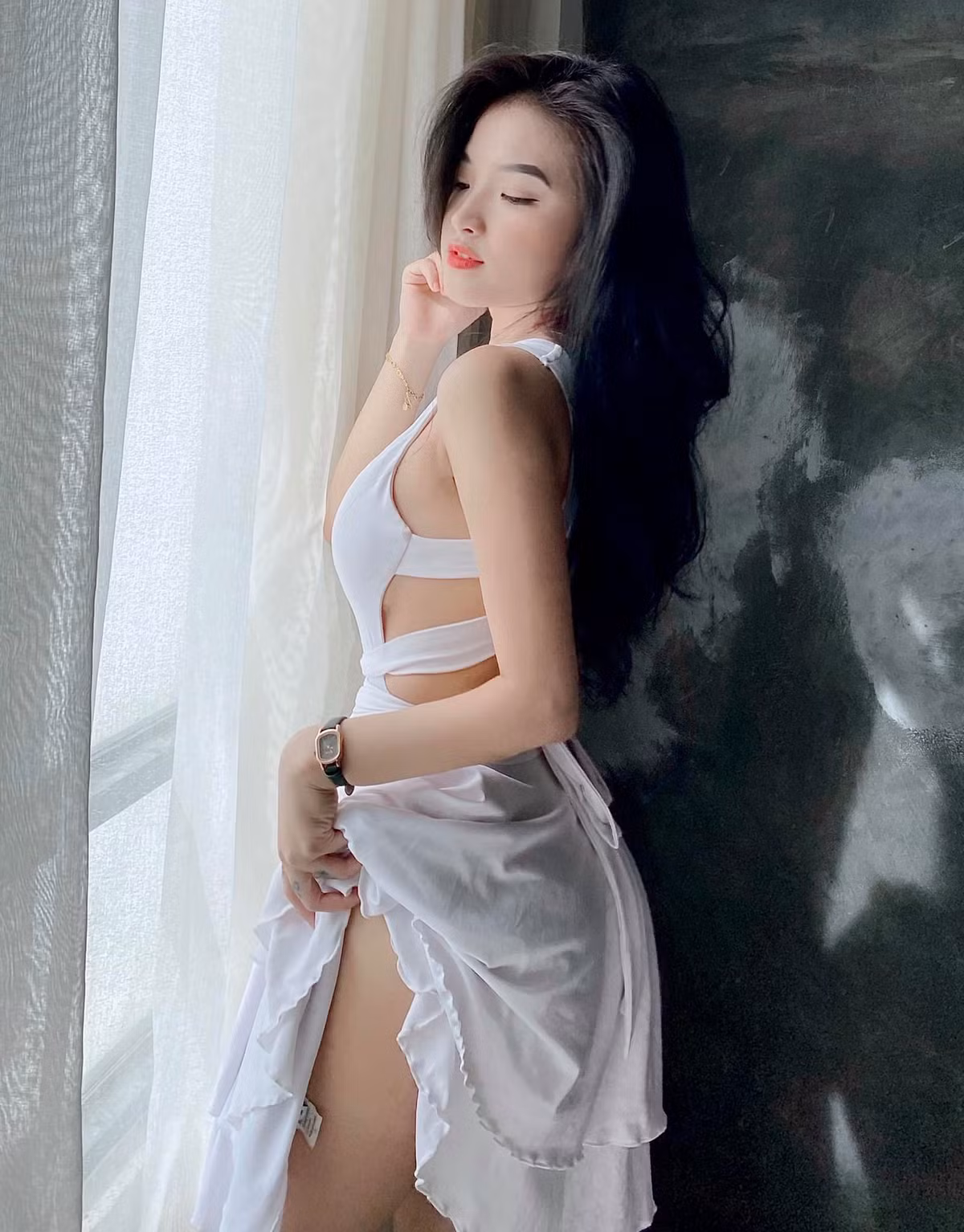 Trên trang cá nhân, Bảo Trân thường xuyên chia sẻ hình ảnh về cuộc sống thường nhật, tuy nhiên mỗi hình ảnh đăng tải cô thường đi kèm khoe trọn thân hình nóng bỏng của mình.