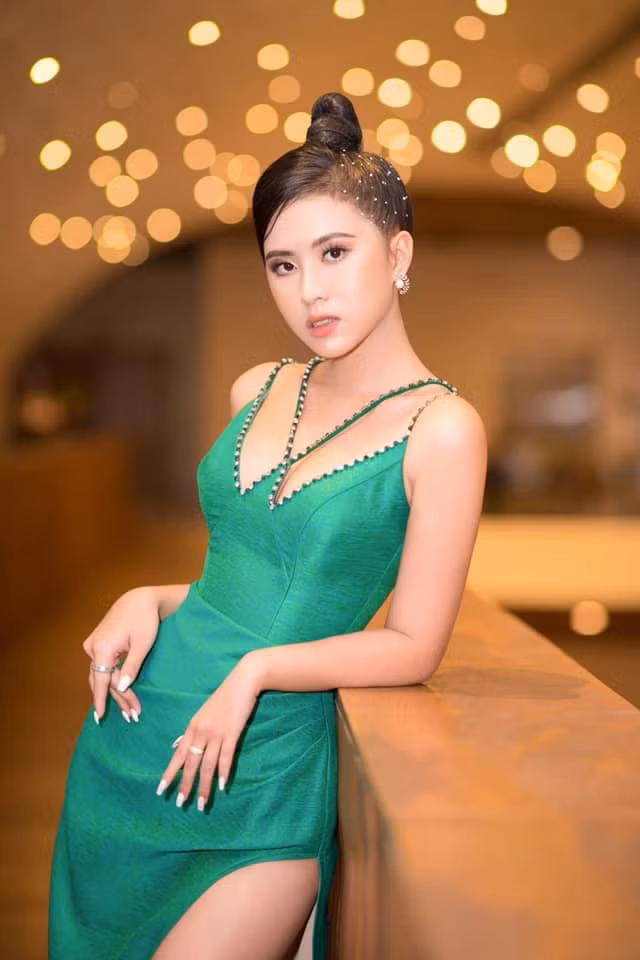Cô được dân mạng khen ngợi cả về vóc dáng lẫn thành tích học tập "không phải dạng vừa". Được biết, Bảo Nghi từng tốt nghiệp cấp 3 tại American International School.