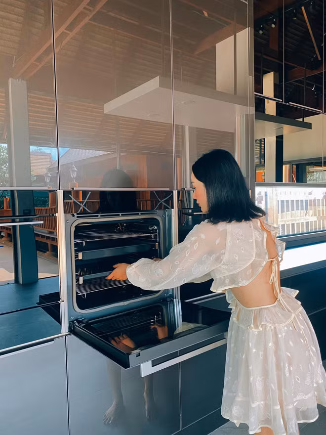 Bài đăng của Angela Chu thu hút hơn 14.000 lượt thích từ dân mạng và hơn 2000 lượt bình luận quan tâm sau khi chia sẻ.
