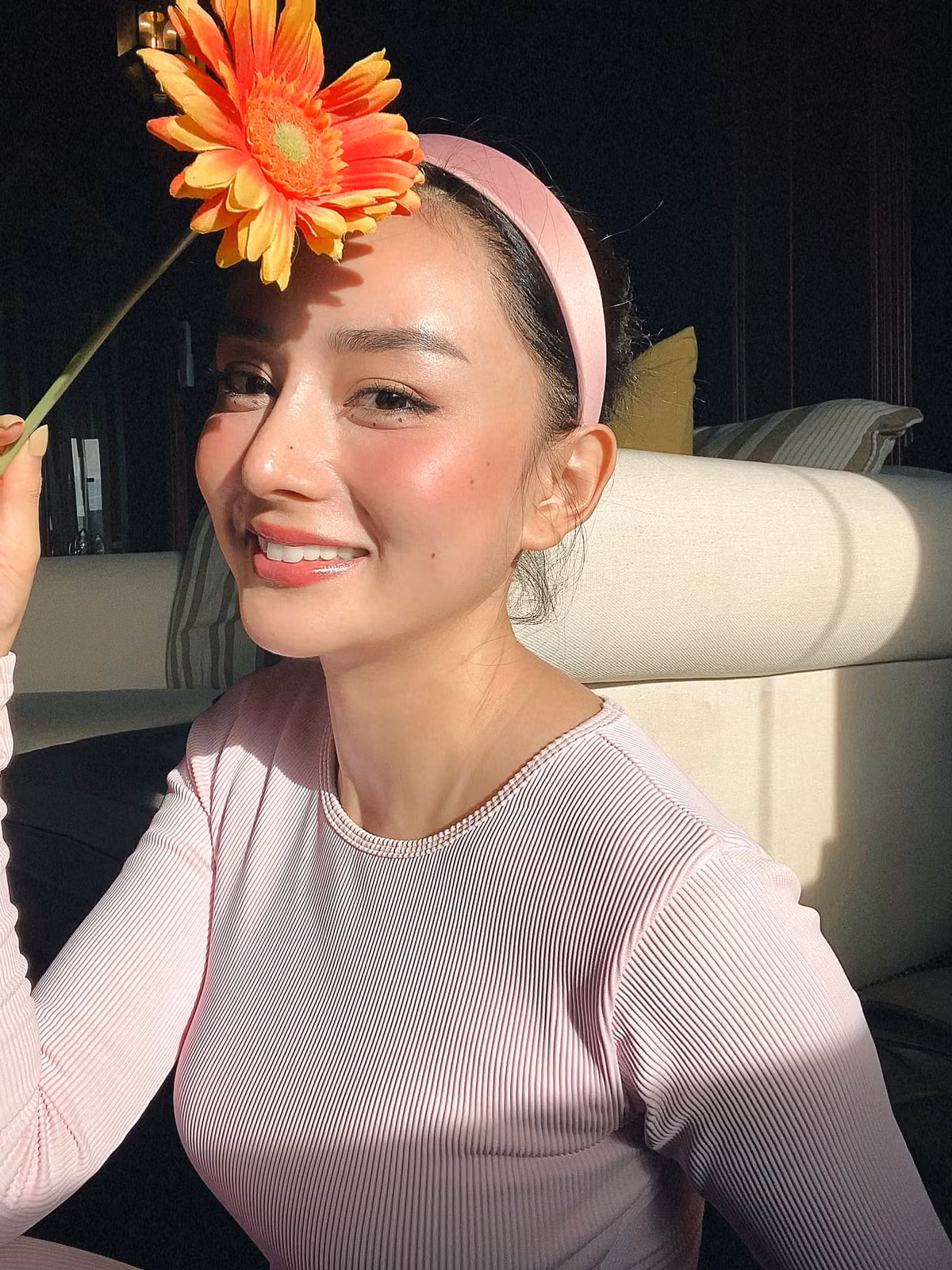 Ngoài ra, chồng của Angela Chu rất yêu thương, chiều chuộng cô khi sẵn sàng làm những thứ nhỏ nhất như bế con, đến lớn hơn là đầu tư tiền tỷ cho cô kinh doanh,...