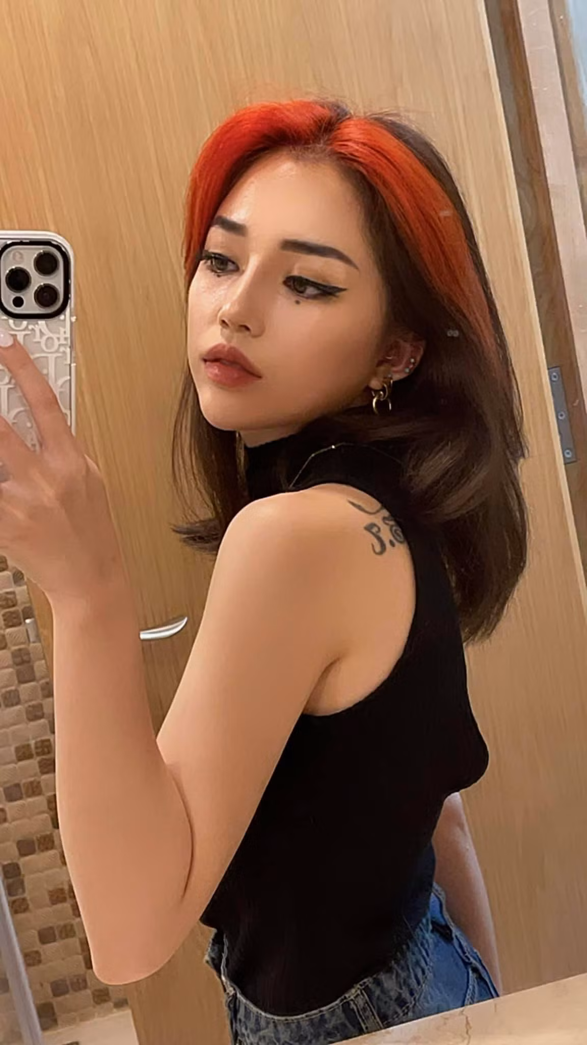 Chỉ sau vài năm vào Sài Gòn lập nghiệp, Linh Ngọc Đàm đã mua được nhiều tài sản bất động sản và mở quán cafe riêng bên cạnh sự nghiệp streamer của mình.