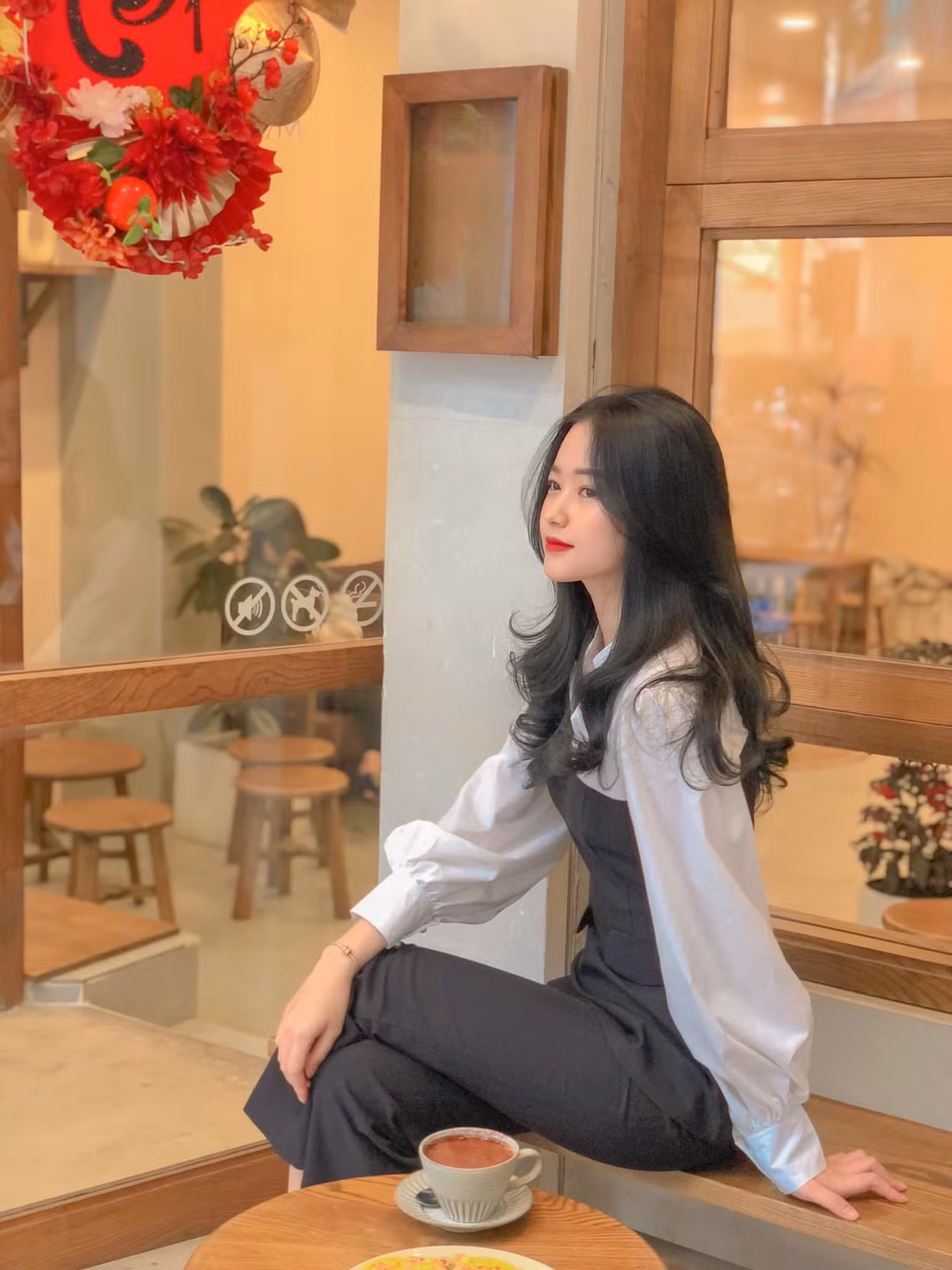 Khánh Vân sở hữu nhan sắc được đánh giá là dịu dàng, cuốn hút, đặc biệt góc nghiêng của cô nàng được nhận xét là cực phẩm.