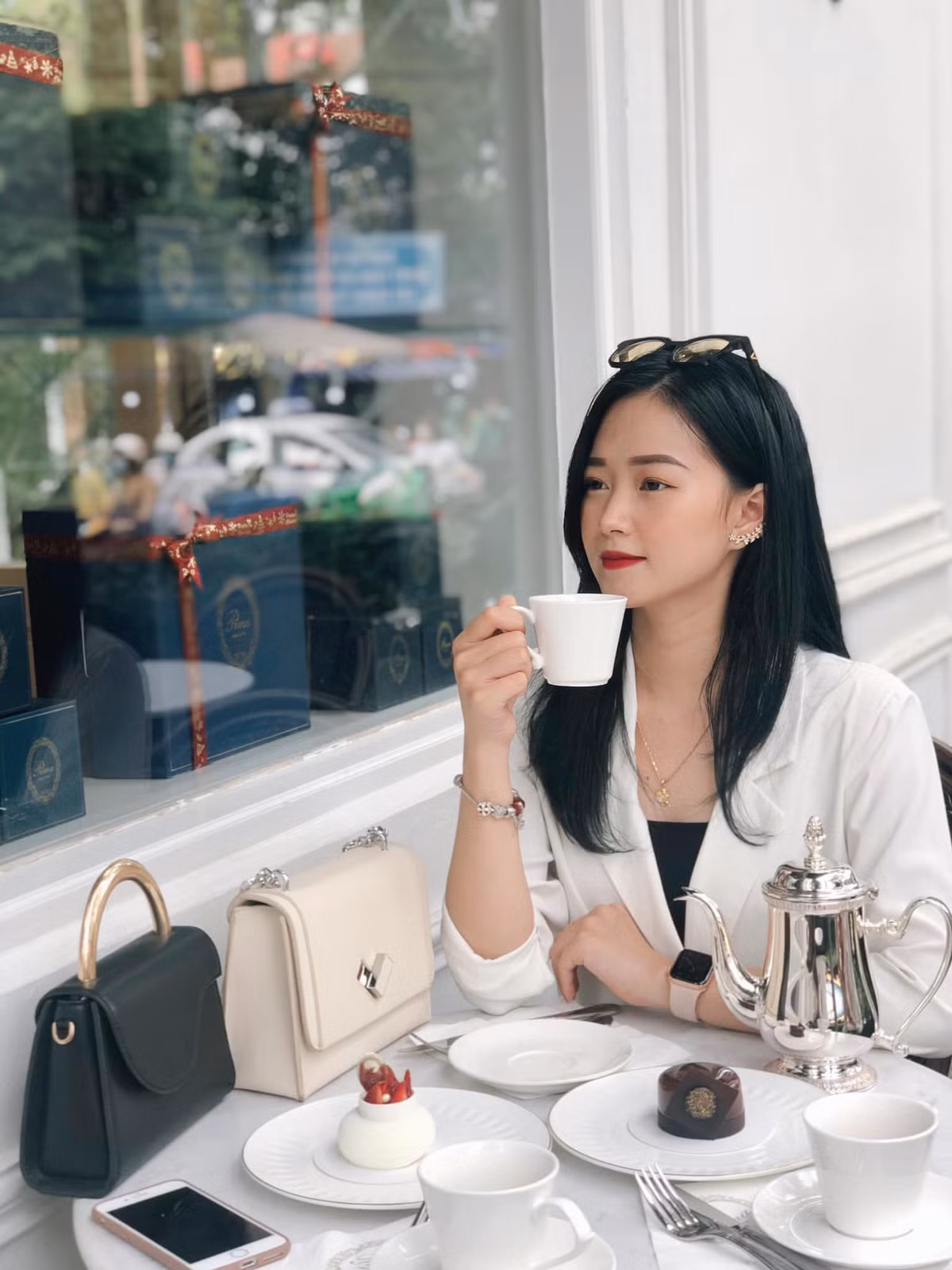 Ngoài thời gian dành cho công việc gái xinh 9x cũng thử sức với vai trò người mẫu ảnh. Khánh Vân được nhiều nhãn hàng “chọn mặt gửi vàng”.
