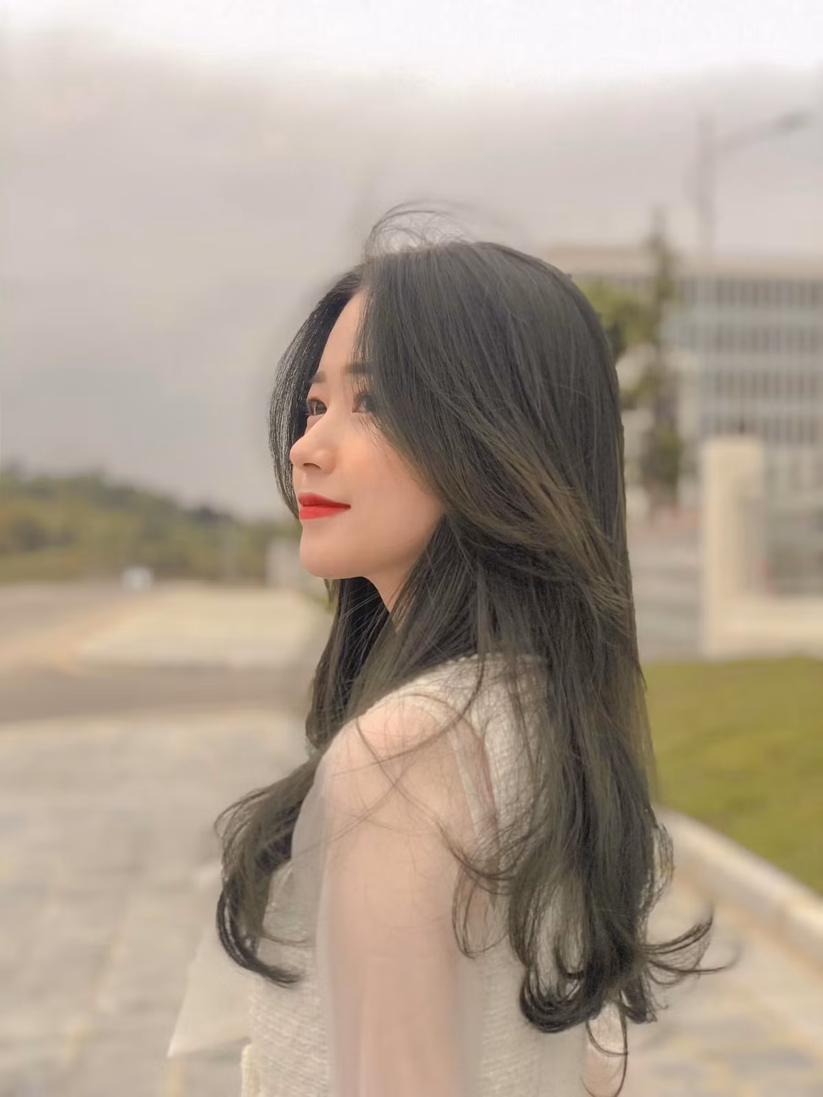 Dù có nhan sắc xinh đẹp, nhiều trải nghiệm ấn tượng và được mời làm mẫu ảnh, thế nhưng đối với Khánh Vân, cô muốn tập trung dành thời gian cho công việc nhiều nên thời gian cho công việc làm mẫu ảnh của cô cũng đã giảm xuống.