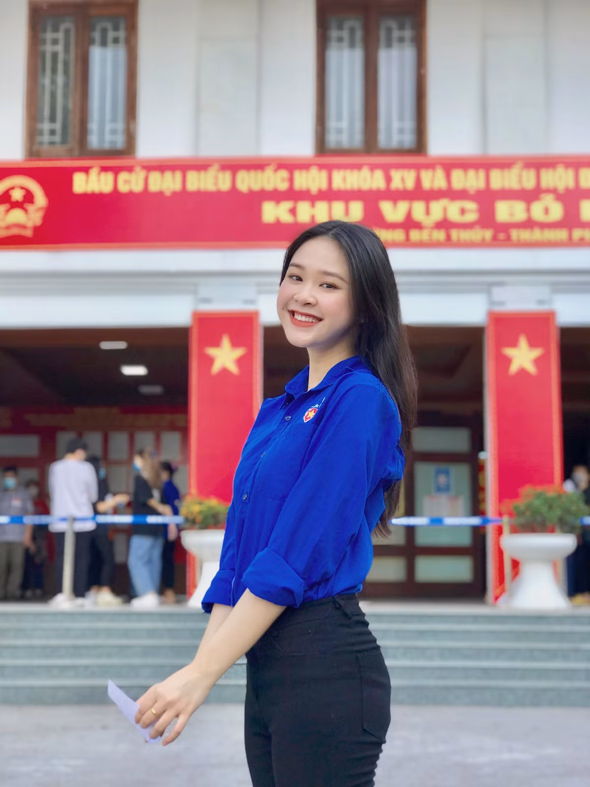 Mới đây trên các diễn đàn mạng xã hội chia sẻ hình ảnh một cô gái xinh đẹp cầm trên tay lá phiếu đi bầu cử gây chú ý. Mặc áo Đoàn thanh niên và nở nụ cười xinh đẹp, cô gái này nhanh chóng lọt vào tầm ngắm của netizen.