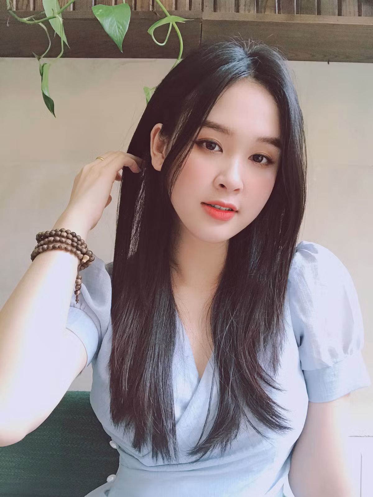 Nguyễn Thảo Vi sinh năm 2000, cô từng là Hoa khôi Sinh viên Nghệ An và lọt vào top 30 thí sinh xuất sắc nhất cuộc thi Hoa hậu Việt Nam 2020.