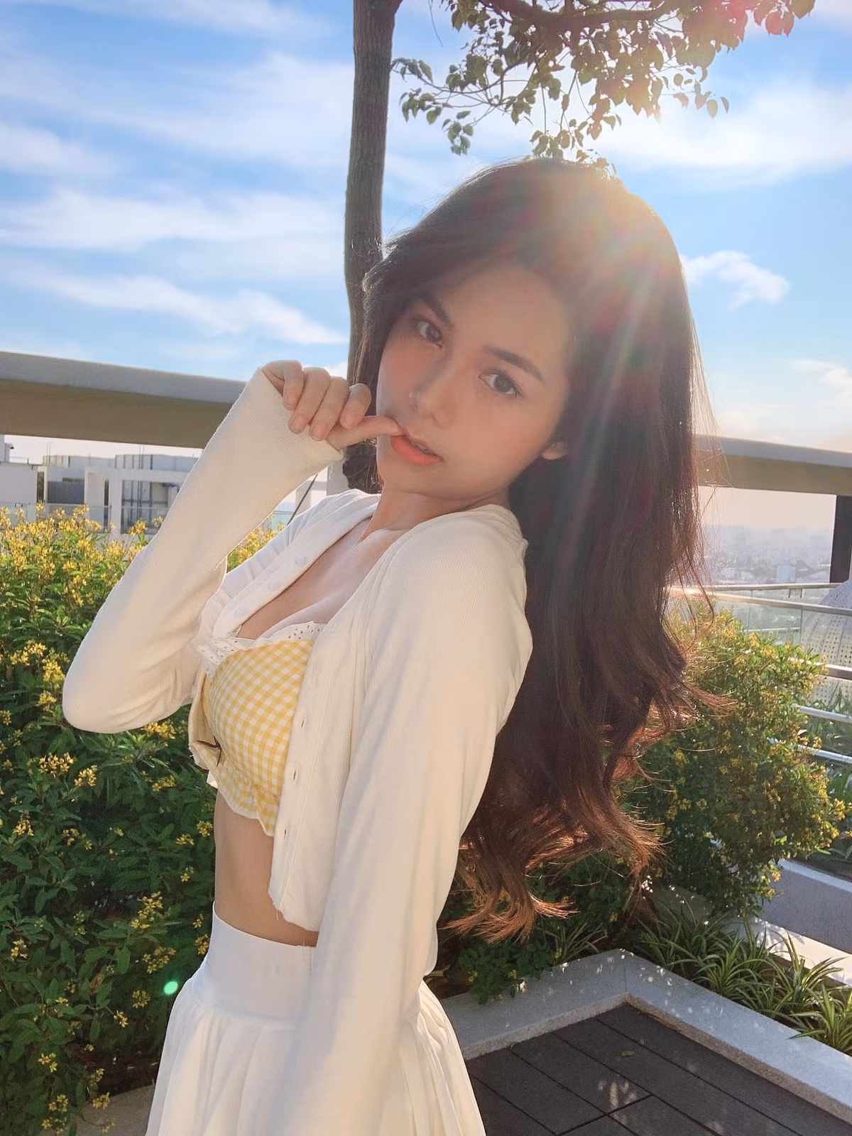 Xinh đẹp thôi chưa đủ, Thúy Hằng còn sở hữu nhan sắc cuốn hút cùng vòng eo con kiến siêu nhỏ. Cô có chiều cao 1m65, nặng 43kg, số đo 3 vòng là 77-60-88.