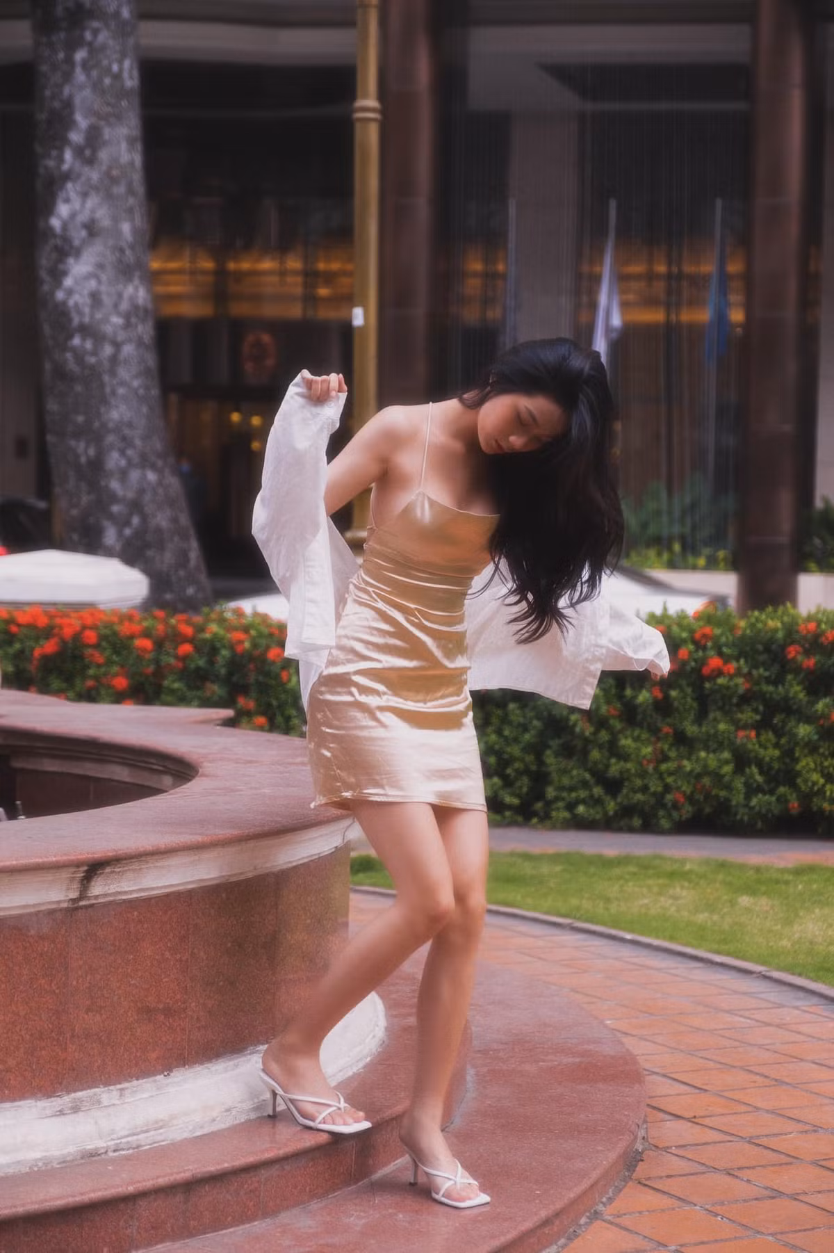 Nhờ lợi thế ngoại hình chuẩn đẹp nên gái xinh 2K thường xuyên trưng diện những trang phục bó sát, hoặc áo croptop để lộ vòng eo thon.