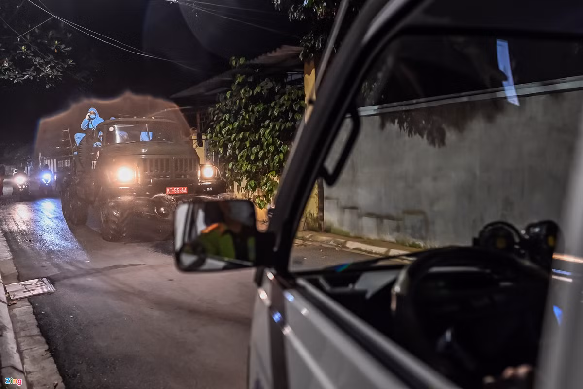 Công an địa phương dẫn đường cho quân đội đến từng thôn xóm. Do đặc điểm địa bàn rộng, nhiều đường ngang lối tắt, ngõ nhỏ hẹp, họ gặp nhiều khó khăn khi phải điều khiển xe téc kích thước lớn.